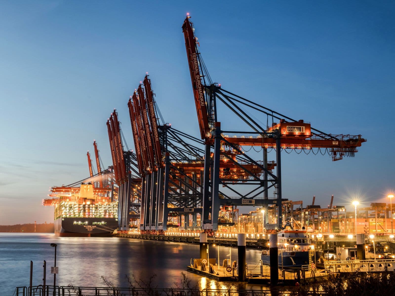 Container terminal with gantry cranes